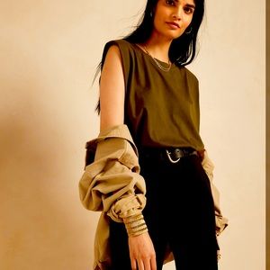 BNWT Banana Republic muscle tee in lovely olive